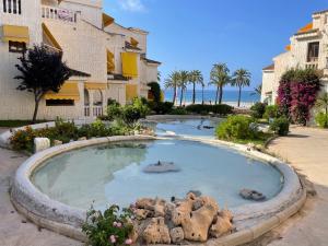 duży basen wody z kamieniami w nim w obiekcie Varadero Calma w mieście Santa Pola