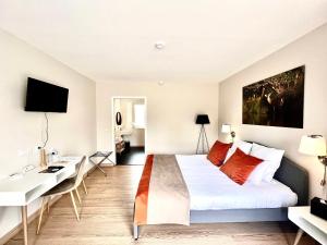 Habitación de hotel con cama y escritorio en La Maison TATIN en Lamotte-Beuvron