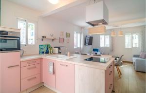 Beautiful Home In Nerja With Kitchenにあるキッチンまたは簡易キッチン