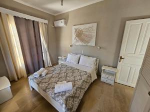 een kleine slaapkamer met een bed en een deur bij Tondoris Apartments in Sidari