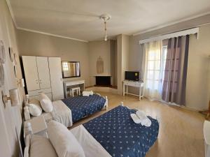un soggiorno con 2 letti e un divano di Tondoris Apartments a Sidari
