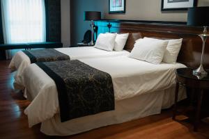 a bedroom with two beds with white pillows at Amérian Executive Córdoba Hotel in Córdoba