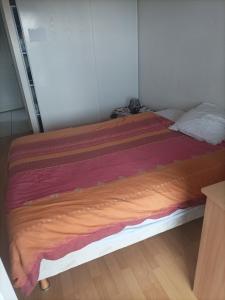 乌瑞基尼CHAMBRE PRIVEE AVEC VUE SUR LA RHUNE的客房内的一张床位