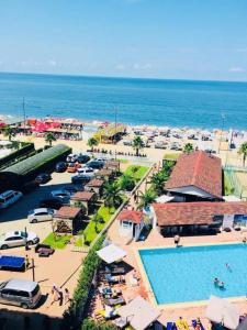 Изглед към басейн в Gonio Mgzavrebi Apartments Sea View или наблизо