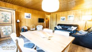 una sala de estar con una gran mesa de madera y sillas en Haus Alpsegen, Riederalp Alpsegen Riederalp, en Riederalp