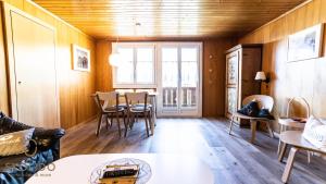 een woonkamer met een tafel en stoelen bij Haus Alpsegen, Riederalp Alpsegen Riederalp in Riederalp