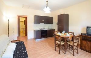 sala de estar con mesa de comedor y cocina en 2 Bedroom Gorgeous Apartment In Todiano Di Preci 