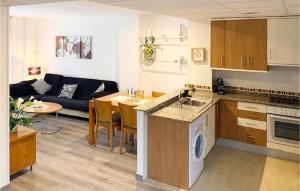 cocina y sala de estar con sofá en 3 Bedroom Cozy Apartment In La Rpita, en Sant Carles de la Ràpita