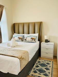 1 dormitorio con 1 cama grande y cabecero grande en Moc Luxury Apartment en Johannesburgo