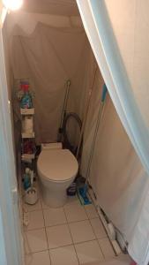 ein kleines Bad mit WC in einem Zelt in der Unterkunft Cozy Studio*Near Paris*Ideal Couple in Boulogne-Billancourt