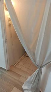 uma escada com uma cortina num quarto em Cozy Studio*Near Paris*Ideal Couple em Boulogne-Billancourt
