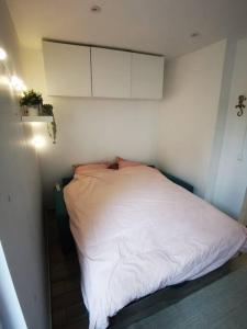 Een bed of bedden in een kamer bij Cozy Studio*Near Paris*Ideal Couple