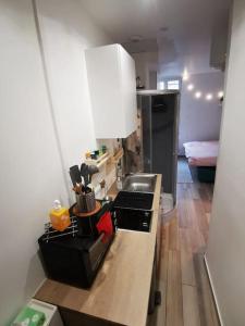 Nhà bếp/bếp nhỏ tại Cozy Studio*Near Paris*Ideal Couple