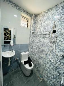 y baño con aseo y lavamanos. en Cozy Kulai Retreat 5Min AeonPalm Resort15Min Senai airport en Kulai