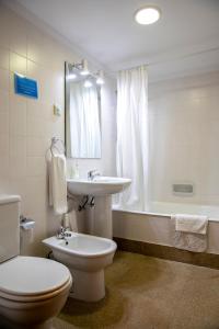 La salle de bains est pourvue de toilettes, d'un lavabo et d'une baignoire. dans l'établissement Fonte dos Pepes by LovelyStay, à Lamego