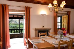 ein Esszimmer mit Tisch und Kamin in der Unterkunft Fonte dos Pepes by LovelyStay in Lamego