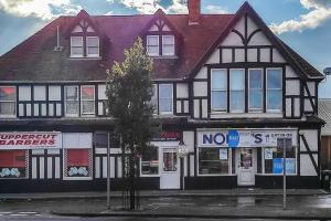 un edificio en blanco y negro sin señal de estacionamiento delante en Consolatio Lodge, en Great Yarmouth