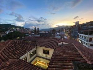 - une vue depuis le toit d'un bâtiment au coucher du soleil dans l'établissement Encantador apartahotel en el centro de San Gil, à San Gil