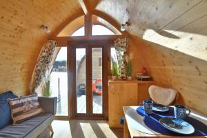 加格尔Hausboot Störtebecker的小屋内的房间,配有桌子和沙发 更多21张照片