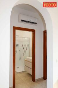 an archway leading to a bathroom with a shower at Vistamare in Alliste
