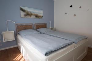 een bed in een slaapkamer met een foto aan de muur bij Ferienhaus Natur Pur, Lenz, Lenzer Höh in Funfseen
