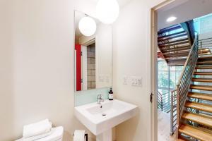 y baño con lavabo y espejo. en Modern Loft-Style Townhouse in Los Angeles, en Los Ángeles