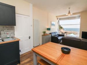 cocina y sala de estar con vistas al océano en At the Bay Apartment, en Ilfracombe