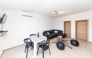 un soggiorno con tavolo, sedie e divano di 1 Bedroom Cozy Apartment In Kastel Luksic a Kaštela (Castelli)