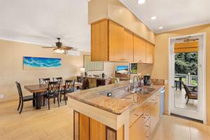 a kitchen and dining room with a table and chairs at Grand Champions 55, Beautiful Renovation, Split AC in Wailea
