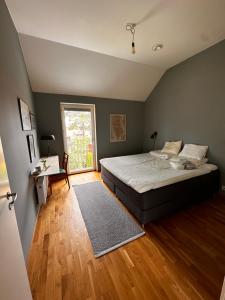 um quarto com uma cama, uma mesa e uma janela em Härligt hus nära Göteborg, badsjöar och fin natur em Öjersjö