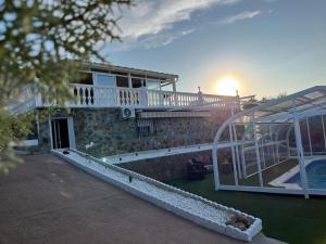 a stone house with a balcony and a patio at Casa La Vanidosa in Barajas de Melo