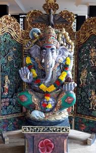 Una gran estatua de un dios en un soporte en Goa Ganesha, en Nusa Dua
