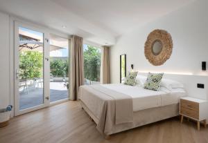 a bedroom with a large bed and a balcony at MEM Lodge and Suite in Pula