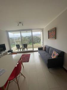 sala de estar con sofá y mesa en Condominio Laguna Papudo, en Papudo