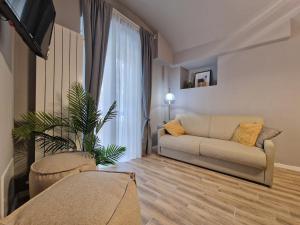 sala de estar con sofá y planta en Casa Bonsai, en Turín