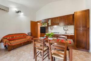 布傑魯的住宿－Casa Iperico，厨房以及带桌子和床的客厅。