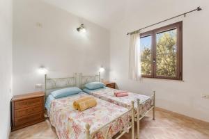 um quarto com uma cama e uma janela em Casa Iperico em Buggerru
