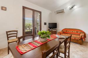 布傑魯的住宿－Casa Iperico，客厅设有餐桌和沙发