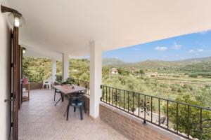 布傑魯的住宿－Casa Iperico，设有一个配有桌椅并享有美景的阳台。