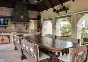 eine große Küche mit einem Holztisch und Stühlen in der Unterkunft Villa with pool and garden in Lyutezh