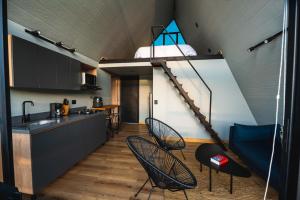 eine Küche mit Stühlen und einer Treppe in einem Zimmer in der Unterkunft 5CHALETS in Guatapé + 22 Fotos