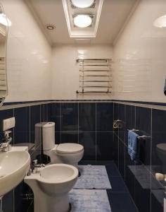 ein Badezimmer mit 2 WCs und einem Waschbecken in der Unterkunft Villa with pool and garden in Lyutezh