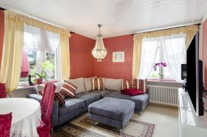 ein Wohnzimmer mit einem Sofa und einem TV in der Unterkunft Flair Ferienwohnung Orchidee in Stockach