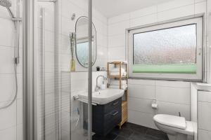 Maracoon - Suite Apartments Essen Messe I Great location في إيسن: حمام مع حوض ومرحاض ونافذة +17 صورة