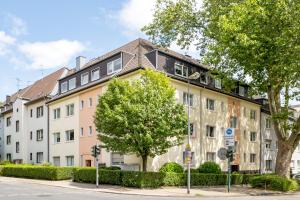 Maracoon - Suite Apartments Essen Messe I Great location في إيسن: عمارة سكنية على زاوية شارع