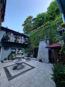 a courtyard with a fountain in front of a building at Apartmán Moment Banská Štiavnica in Banská Štiavnica