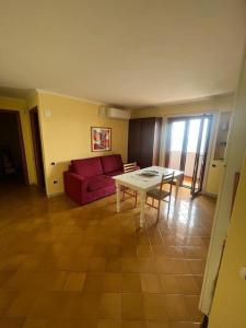 sala de estar con sofá rojo y mesa en Casa Lucia Amalfi coast, en Vietri