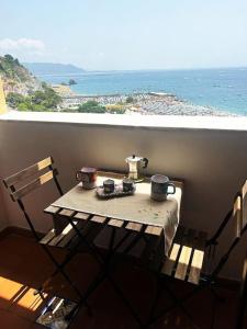 una mesa con ollas y sartenes en la parte superior de un balcón en Casa Lucia Amalfi coast, en Vietri