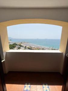 Habitación con ventana y vistas al océano. en Casa Lucia Amalfi coast, en Vietri