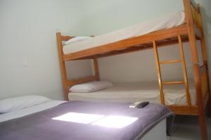 Tempat tidur susun dalam kamar di Hotel Pousada Pereira